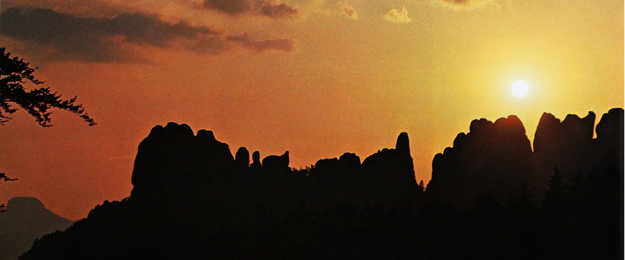 http://www.stiftung-kunst-und-berge.de/uploads/images/panorama/Schrammsteinkette.jpg